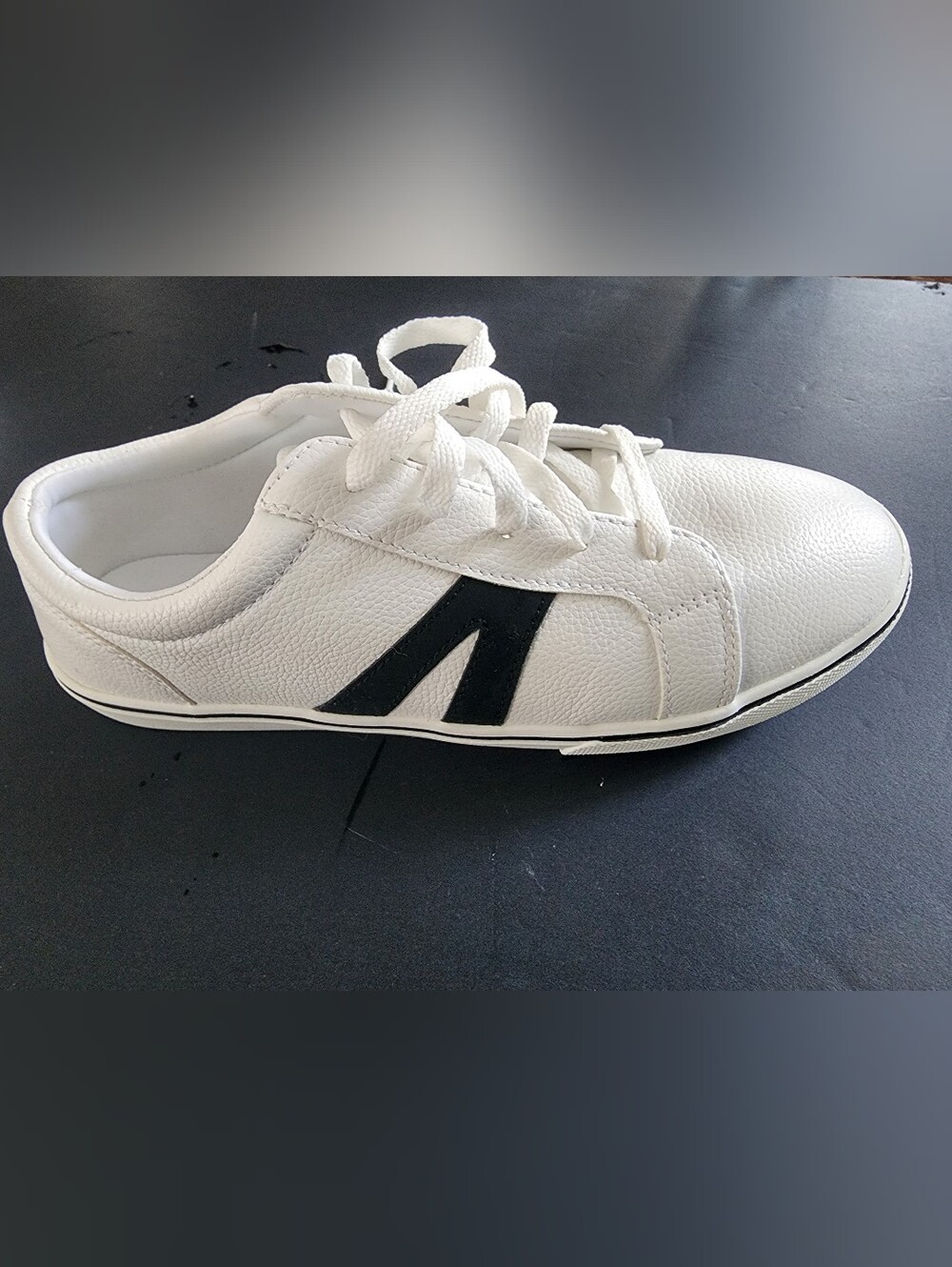 Y2K Time and Tru memory foam sneakers Size 9 Used But Not Abuse.Mint Condition